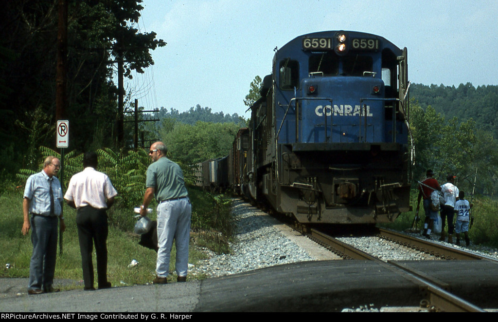 NS crew change on an NS train exercising trackage right on the CSX 